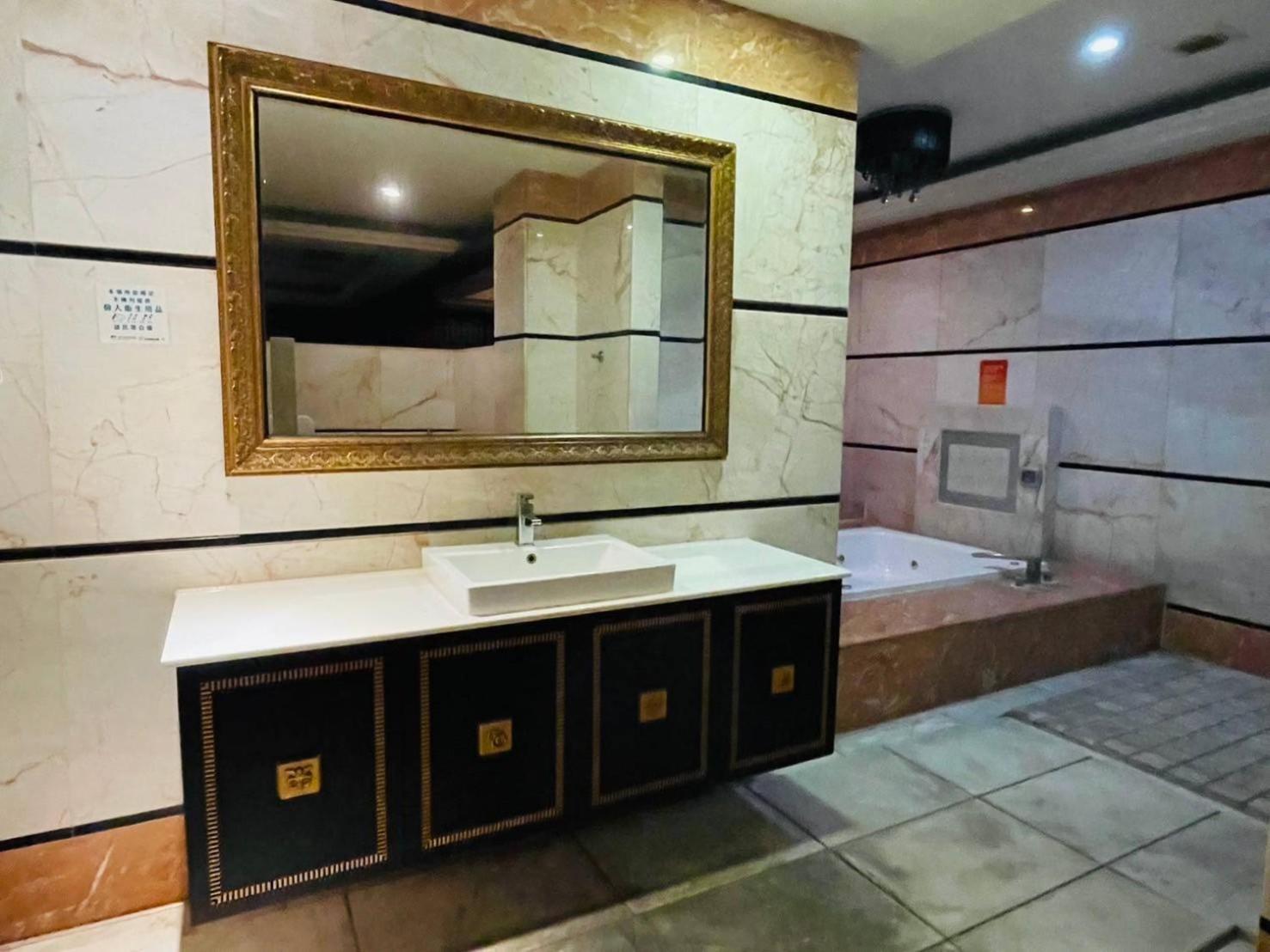 Royal Garden Motel - Chiayi Branch Kültér fotó