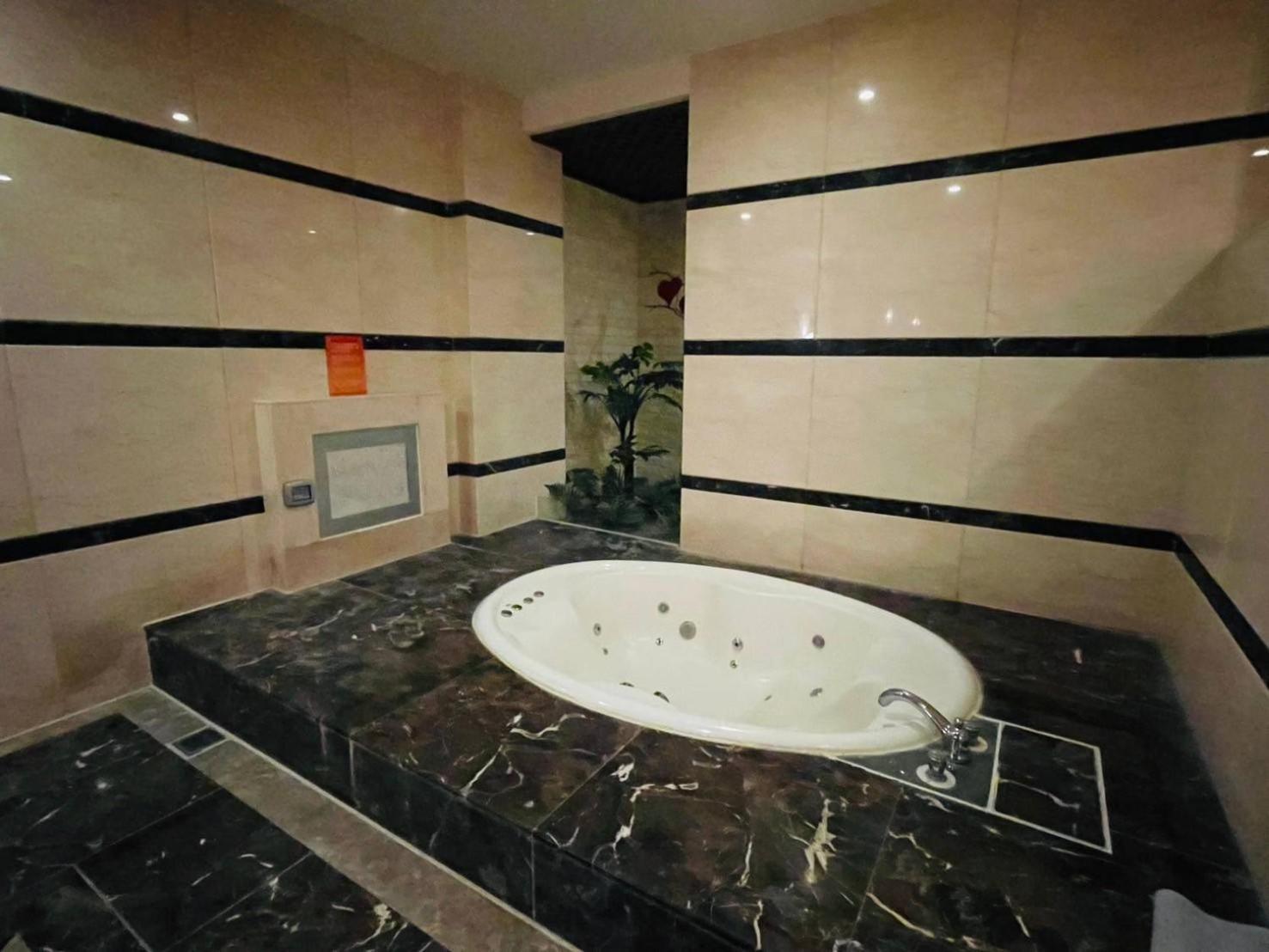 Royal Garden Motel - Chiayi Branch Kültér fotó